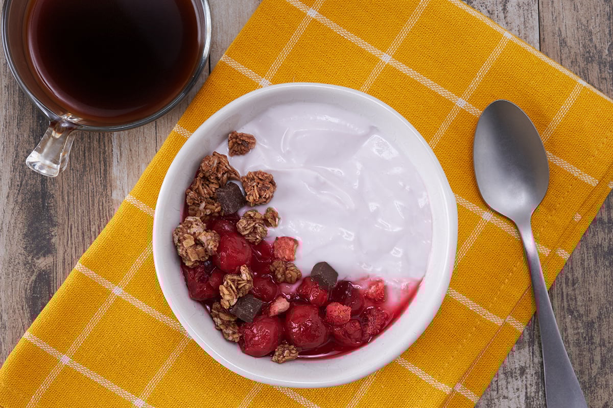 5-07-19 STRAWBERRY YOGURT AND DARK CHOCOLATE-BERRY CRUNCH PARFAIT 17985